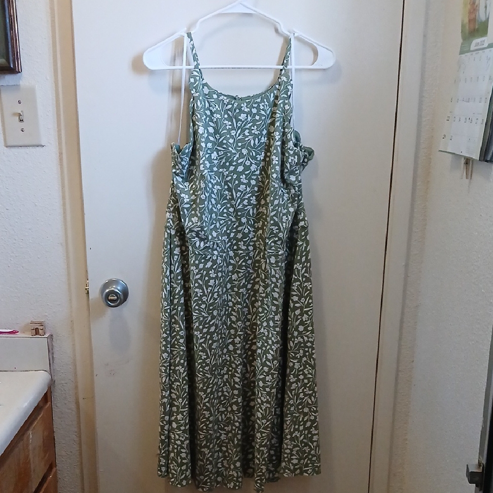 Green and White Sleeveless Midi Sundress